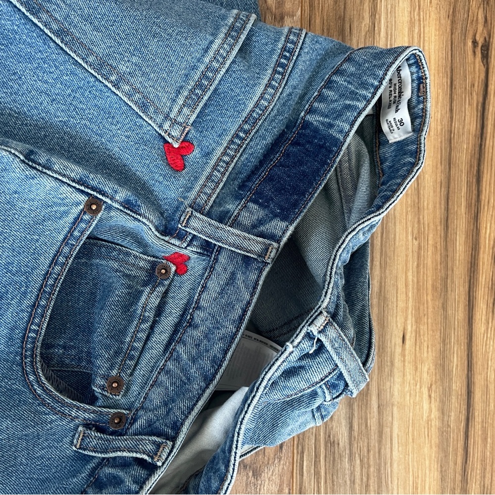 A&F Size 30R Curve Love High Rise 90s Relaxed Heart Embroidered Jean - Picture 7 of 12